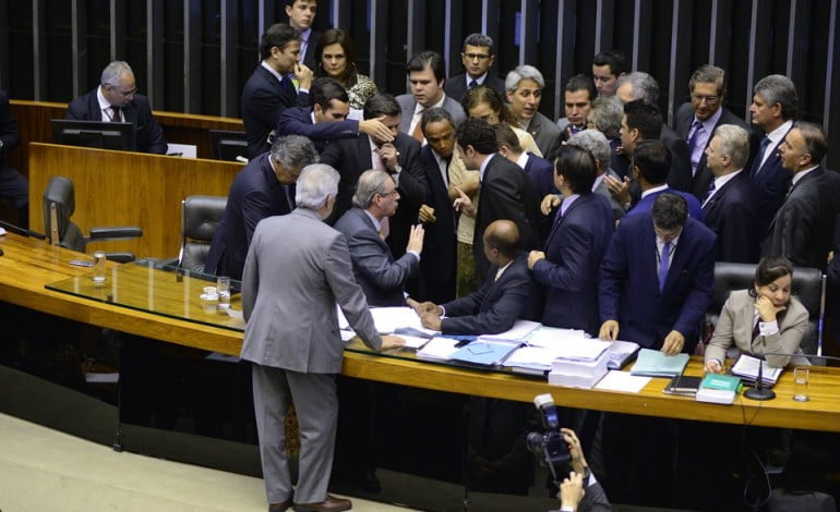 Plenário aprova fim da reeleição para presidente, governador e prefeito