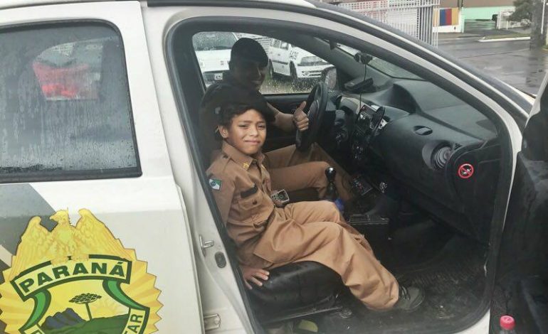 Polícia Militar de Araucária realiza sonho de criança e a presenteia com mini farda