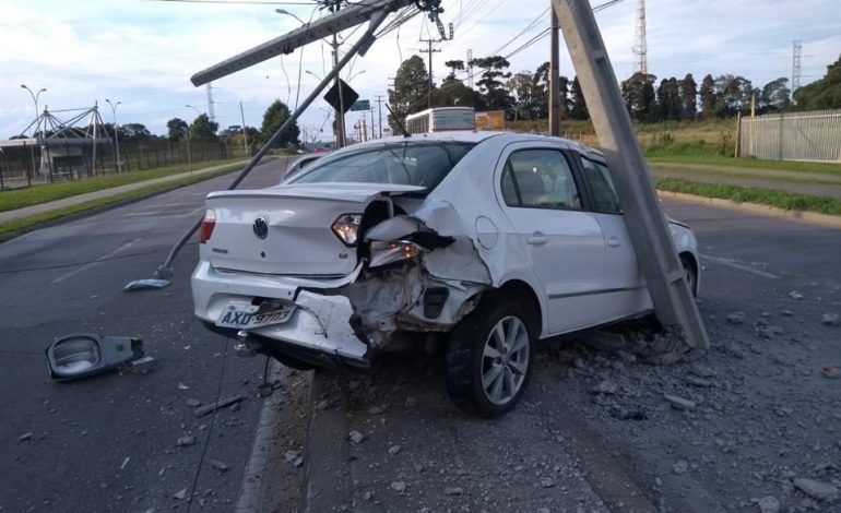 Voyage leva pancada, é arrastado e derruba poste na AV das Araucárias